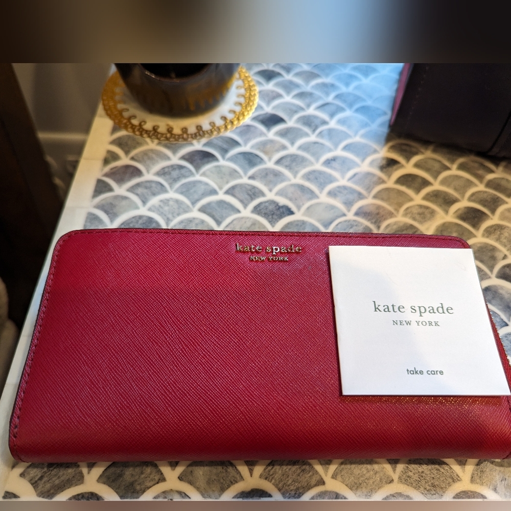 Like new: Kate Spade bi-fold wallet